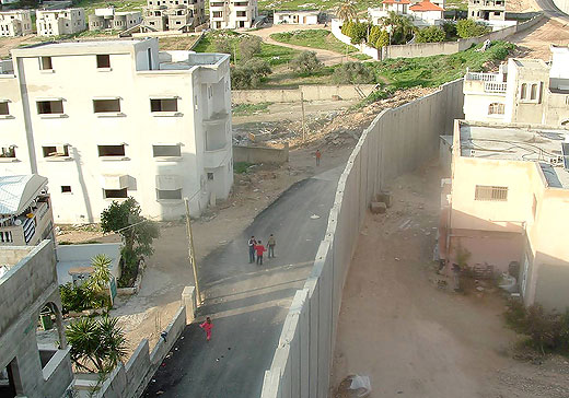 صورة لقرية نزلة عيسى - فلسطين: : الجدار العنصري يقسم الحارة لقسمين