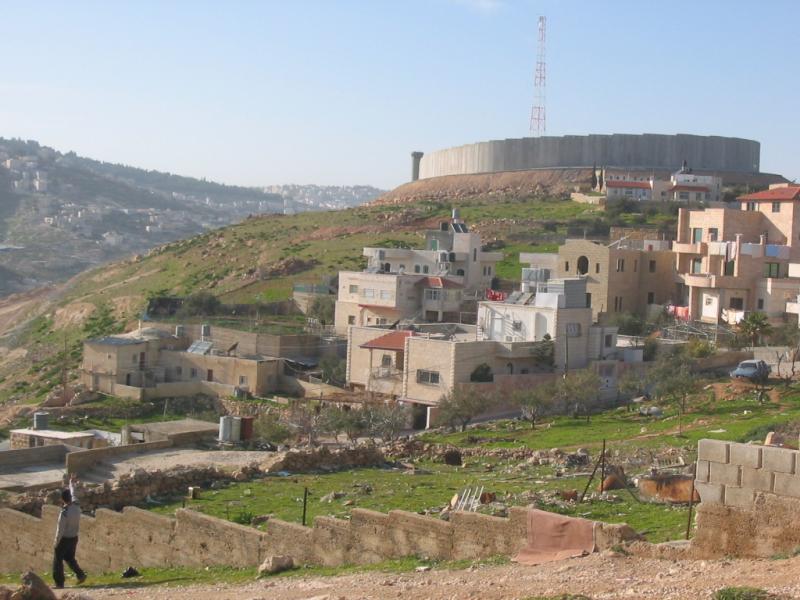 صورة لقرية السواحرة الشرقية - فلسطين: : منظر لجدار الفصل العنصري